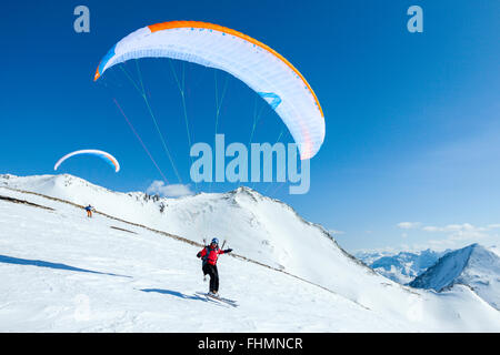 Paragliding-Take off mit Ski, Skigebiet Silvretta, Ischgl, Tirol, Österreich Stockfoto