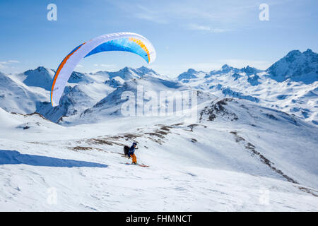 Paragliding-Take off mit Ski, Skigebiet Silvretta, Ischgl, Tirol, Österreich Stockfoto