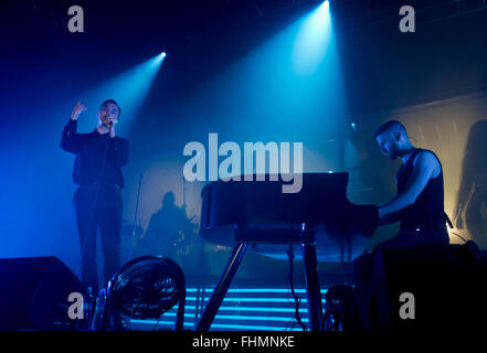 Prag, Tschechische Republik. 25. Februar 2016. Sänger Theo Hutchcraft (links) und Pianist und Gitarre Spieler Adam Anderson (rechts) vom britischen Synthie-Pop-Duo Hurts führt in Prag, Tschechische Republik, 25. Februar 2016. © Vit Simanek/CTK Foto/Alamy Live-Nachrichten Stockfoto