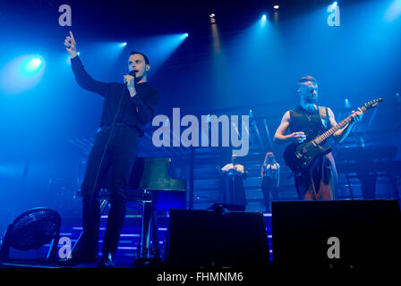 Sänger Theo Hutchcraft (links) und Pianist und Gitarre Spieler Adam Anderson (rechts) vom britischen Synthie-Pop Duo Hurts führen in Prag, Tschechische Republik, 25. Februar 2016. (CTK Foto/Vit Simanek) Stockfoto