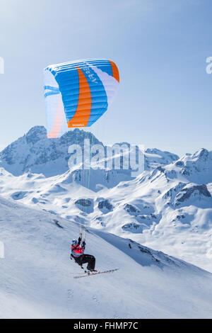 Paragleiten mit Ski, Skigebiet Silvretta, Ischgl, Tirol, Österreich Stockfoto