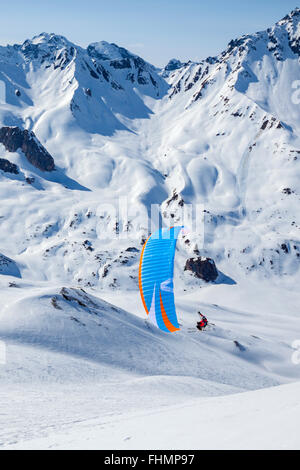 Paragleiten mit Ski, Skigebiet Silvretta, Ischgl, Tirol, Österreich Stockfoto