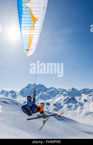 Paragleiten mit Ski, Skigebiet Silvretta, Ischgl, Tirol, Österreich Stockfoto