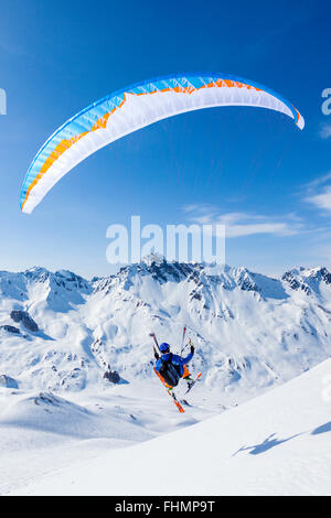 Paragleiten mit Ski, Skigebiet Silvretta, Ischgl, Tirol, Österreich Stockfoto