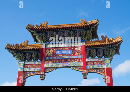 Der chinesische Bogen am Eingang zur Chinatown in Newcastle Upon Tyne, North East England, UK Stockfoto