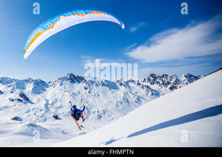 Paragleiten mit Ski, Skigebiet Silvretta, Ischgl, Tirol, Österreich Stockfoto