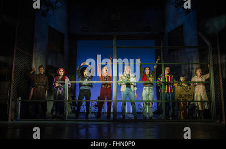 London, UK. 25. Februar 2016. Besetzung der über den Zaun in der Probe, Arts Theatre, London UK 25. Februar 2016 Credit: Gary Mitchell/Alamy Live News Stockfoto