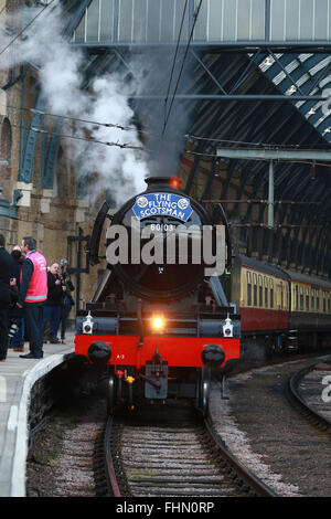 London, UK. 25. Februar 2016. Die Flying Scotsman Dampfzug bereit, London Kings Cross für seinen ersten Passagierservice von London King verlassen wird heutigen Kreuz nach York. Flying Scotsman hat ein £ 4,2 Millionen Refit hatte, da es an der Ostküste Hauptstrecke 2005 zuletzt ausgeführt wurde.  Bildnachweis: Paul Marriott/Alamy Live-Nachrichten Stockfoto