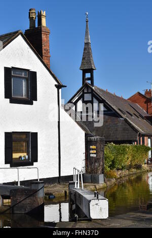 Schloss und Kanalseite Gebäude am Chester Kanal Stockfoto