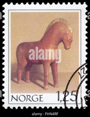 BUDAPEST, Ungarn - 21. Februar 2016: eine Briefmarke gedruckt im Norwegen zeigt Holzpferd, ca. 1978 Stockfoto