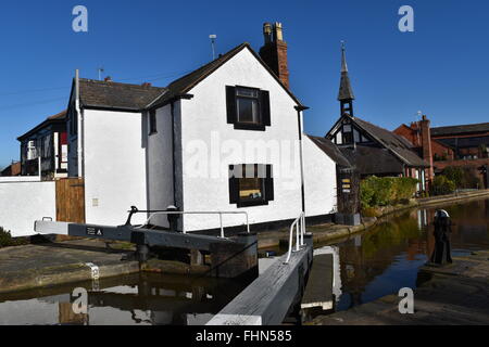 Gebäude an der Seite einer Sperre auf der Chester Kanal. Stockfoto