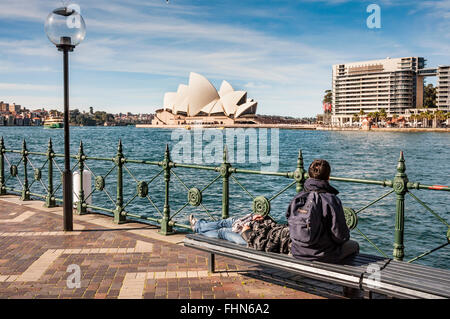 SYDNEY - 17. AUGUST: Die legendären Sydney Opera House ist ein Multi-Veranstaltungsort Performing Arts Center auch mit Bars und im freien Stockfoto