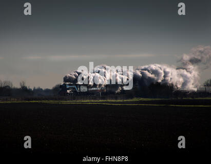 Die Flying Scotsman Dampflok zwischen Peterborough und Tallington auf West Coast Main Line. Führen Sie zunächst nach der Sanierung Stockfoto