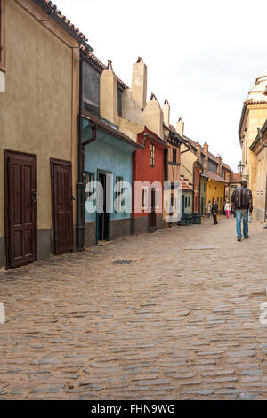 Zlatá Ulicka / Golden Lane ist eine Reihe von bunten Hütten auf der Prager Burg, Prag, Tschechische Republik. Franz Kafka lebte auch hier. Stockfoto