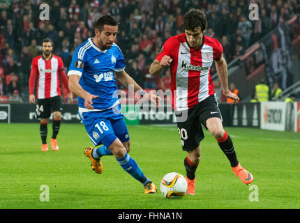 Bilbao, Spanien. 25. Februar 2016. Mauricio Isla (Olympique Marseille) in Aktion fallenden Iñigo Lekue (Athletic Club) während Fußballspiel der UEFA Europa League zwischen Athletic Club und Olympique de Marseille im San Mames Stadion am 25. Februar 2016 in Bilbao, Spanien. Bildnachweis: David Gato/Alamy Live-Nachrichten Stockfoto