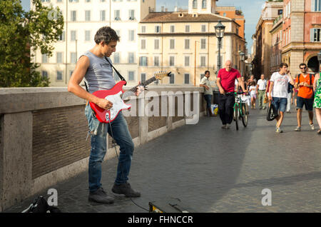 A Street Performer unterhaltsame Touristen und Einheimische auf der Brücke Ponte Sisto in Rom, Italien. Stockfoto