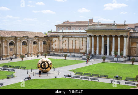 Belvedere-Hof im Vatikan enthält die Kugel innerhalb A Kugel-Skulptur von Arnaldo Pomodoro. Stockfoto