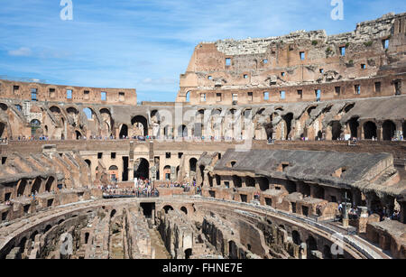 Innenraum der Roman Colosseum, eines der beliebtesten Touristenziele in Rom, Italien. Stockfoto