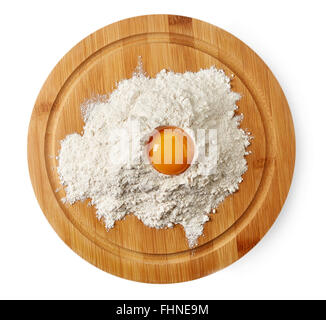 Gebrochene Ei auf Schneidebrett, isoliert auf weißem Hintergrund, Ansicht von oben Stockfoto