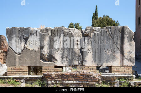 Große Marmor-Blöcke in das Forum Romanum mit einer Inschrift, die bis 14:00 unter Bezugnahme auf Lucius Caesar, Enkel von Julius Caesar. Stockfoto