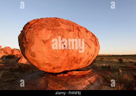 Red erodiert Granitblöcke, die bei Devil's Marbles, ein beliebtes Touristenziel, Northern Territory, NT, Australien Stockfoto