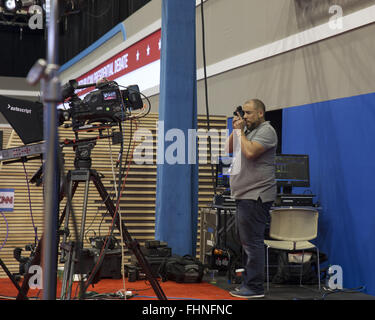 Houston, Texas, USA. 25. Februar 2016. Vertreter der Medien vorzubereiten für die CNN republikanischen Primary Präsidentschaftsdebatte an der University of Houston. Bildnachweis: Scott W. Coleman/ZUMA Draht/Alamy Live-Nachrichten Stockfoto