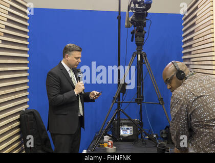 Houston, Texas, USA. 25. Februar 2016. Vertreter der Medien vorzubereiten für die CNN republikanischen Primary Präsidentschaftsdebatte an der University of Houston. Bildnachweis: Scott W. Coleman/ZUMA Draht/Alamy Live-Nachrichten Stockfoto