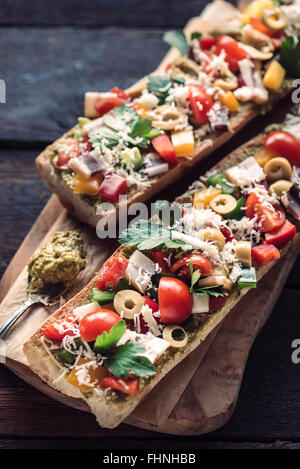 Gebackene Bruschetta Sandwiches serviert auf hölzernen Hintergrund, selektiven Fokus Stockfoto