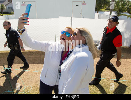 Palm Beach Gardens, Florida, USA. 25. Februar 2016. HEATHER NEVILLE, Jupiter und LAURA CREECH, North Palm Beach, machen Sie eine Selfie wie PHIL MICKELSON hinter dem 17. grün während der ersten Runde von der Honda Classic in Palm Beach Gardens. Bildnachweis: Allen Eyestone/The Palm Beach Post/ZUMA Draht/Alamy Live-Nachrichten Stockfoto