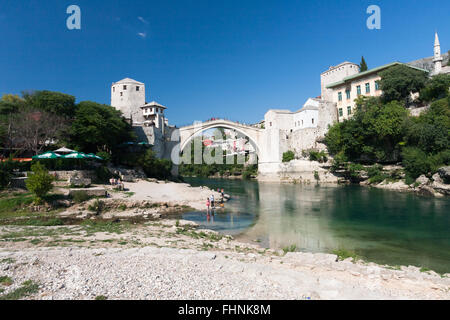 Ein Blick auf die berühmte Brücke von der Altstadt entfernt, die der Fluss in Mostar, Bosnien-Herzegowina durchquert Stockfoto