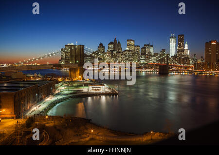 Blick auf die Brooklyn Bridge und unteren Manhatten bei Sonnenuntergang Stockfoto