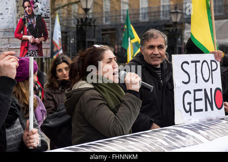 Frau mit Mikrofon fordert die britische Regierung zur Unterstützung der türkischen Regierung während des Kurden Protests in London zu stoppen. Stockfoto