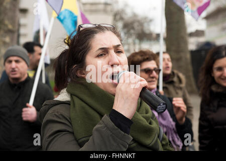 Frau mit Mikrofon fordert die britische Regierung zur Unterstützung der türkischen Regierung während des Kurden Protests in London zu stoppen. Stockfoto