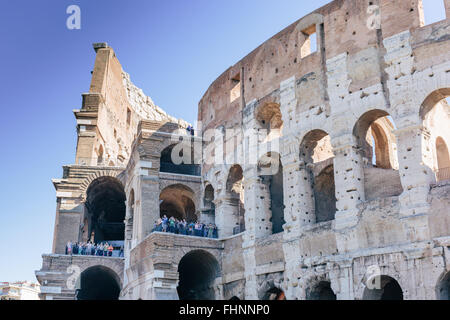 Touristen stehen auf einer Aussichtsplattform des Kolosseums in Rom, Italien. Stockfoto