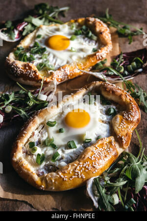 Spiegeleier in der Mini-Pizzen, selektiven Fokus Stockfoto