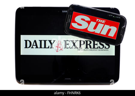 Die Logos der Daily Express und die Sonne Zeitungen auf den Bildschirmen der ein Tablet und Smartphone angezeigt. Stockfoto