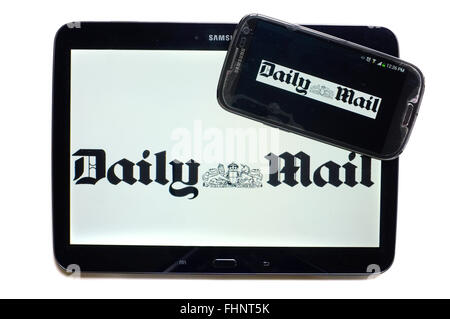 Das Logo der Zeitung Daily Mail auf den Bildschirmen der ein Tablet und Smartphone angezeigt. Stockfoto