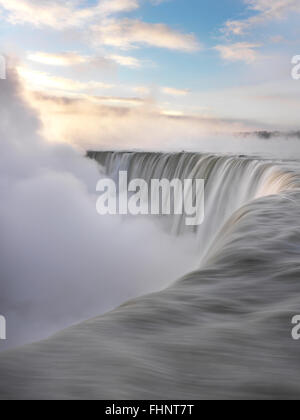 Rande des Niagara Falls kanadischen Horseshoe schönen Sonnenaufgang Landschaft in weichen Pastellfarben, Winter-Szene. Niagara Falls, Ont Stockfoto