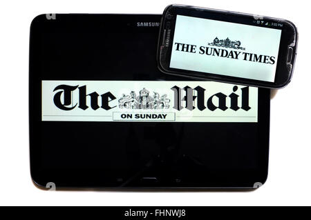 Die Logos von The Mail on Sunday und The Sunday Times Zeitungen auf den Bildschirmen der ein Tablet und Smartphone angezeigt. Stockfoto