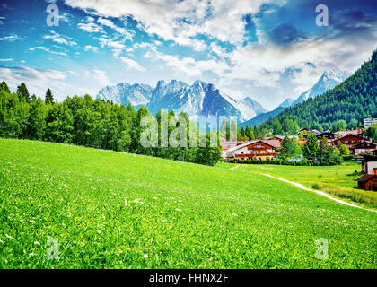 Schöne Aussicht auf kleinen Bergdorf, Seefeld in Tirol ist ein altes Bauerndorf, großen Ferienort in Innsbruck-Land Stockfoto