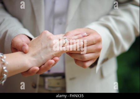 Hände mit Ringen Bräutigam Braut Finger golden Ring aufsetzen Stockfoto