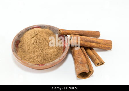 Geerdet und ganze Zimt-sticks in zwei Formen auf weißem Hintergrund Stockfoto