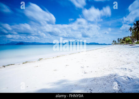 Saubere weiße tropischen Strand von Koh Muk an einem sonnigen Tag Stockfoto