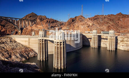 Hoover-Staudamm mit Mike O'Callaghan - Pat Tillman Memorial Bridge im Hintergrund Stockfoto