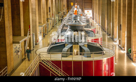 Ein Arbeitnehmer führt durch das Kraftwerk am Hoover-Damm Stockfoto