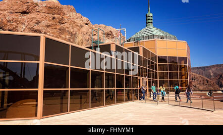 Touristen besuchen die Hoover-Staudamm Besucher Center und Beobachtung deck Stockfoto