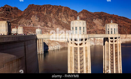 Hoover Dam Türme im Stausee Lake Mead Stockfoto