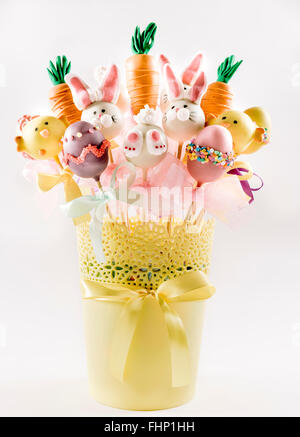 Osterkuchen knallt Konzept in den Korb auf weißem Hintergrund Stockfoto