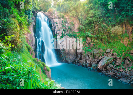 Schön tief im Wald Wasserfall am Haew Narok Wasserfall, Nationalpark Khao Yai, Thailand Stockfoto