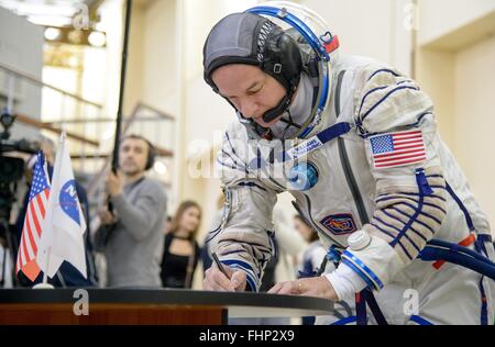 Star City, Russland. 25. Februar 2016. Internationale Raumstation ISS-Expedition 47 amerikanische Astronaut Jeff Williams signiert Dokumente während der Abschlussqualifikation Prüfungen auf der Gagarin-Kosmonautentrainingszentrum 25. Februar 2016 in Star City, Russland. Stockfoto